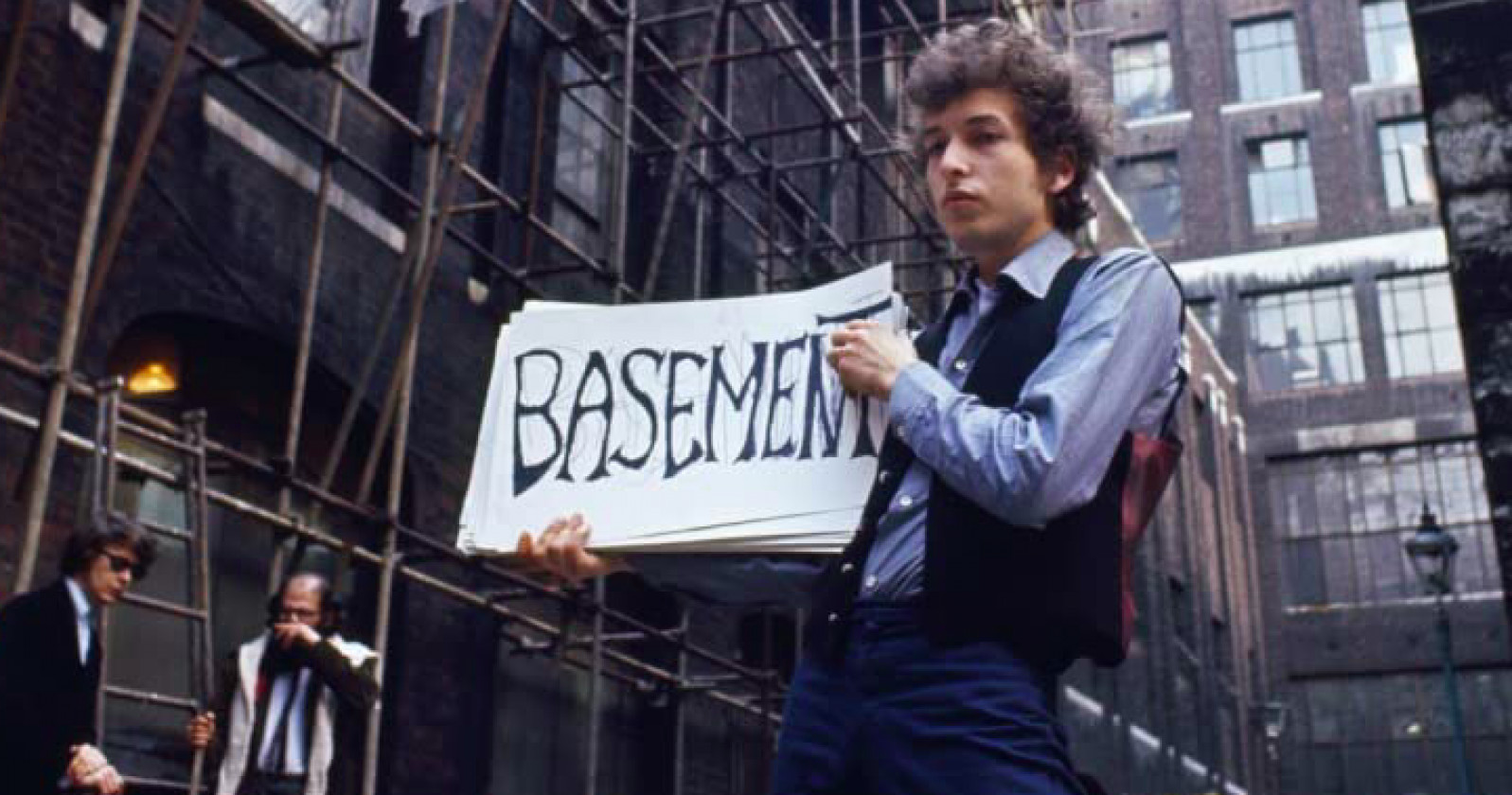 Unul dintre primele videoclipuri muzicale din istorie a fost actualizat pentru a marca cea de-a 60-a aniversare a carierei profesionale a lui Bob Dylan.  Urmărește „Subterranean Homesick Blues 2022”