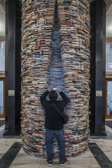 Słup wiedzy w miejskiej bibliotece w Pradze / fot. Filip Springer 