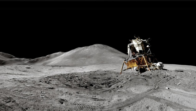 panorama Księżyca z Lunar Module, czyli dwuczłonowym statkiem kosmicznym / fot. NASA / JSC / ASU / Andy Saunders 
