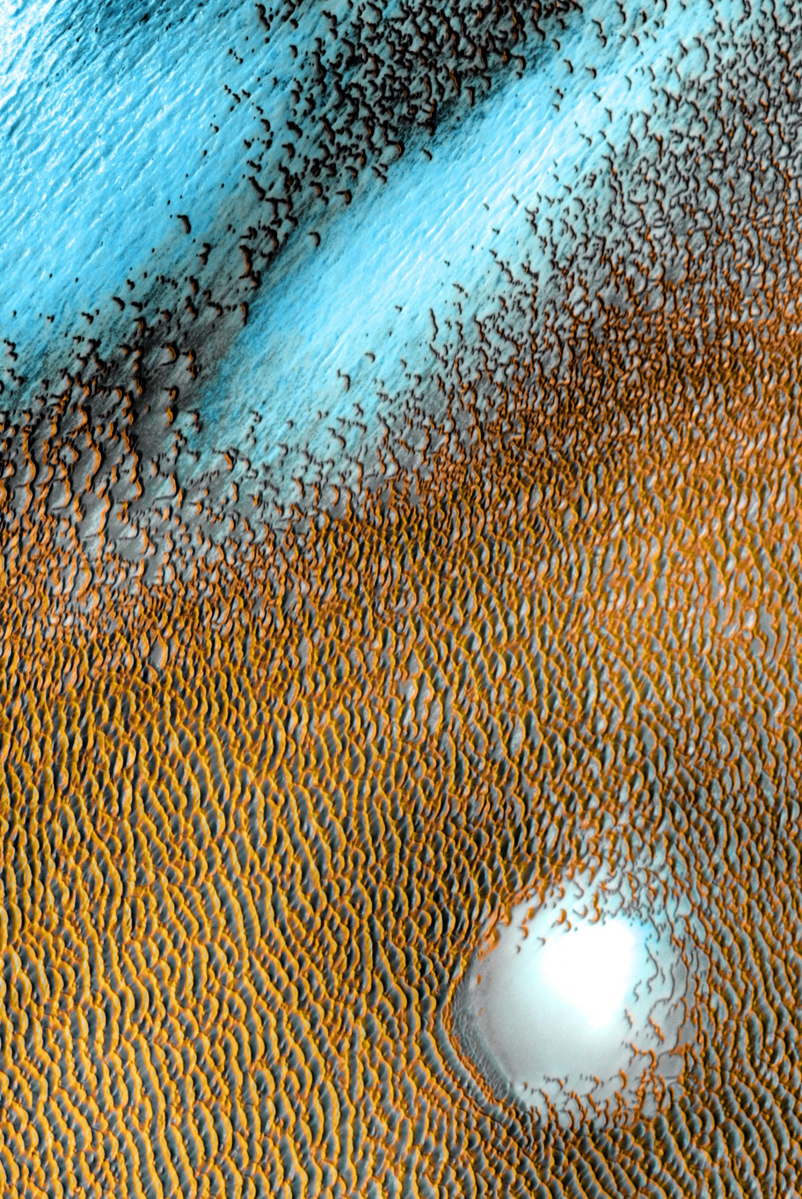 Blue Dunes on the Red Planet / fot. NASA/JPL-Caltech/ASU 