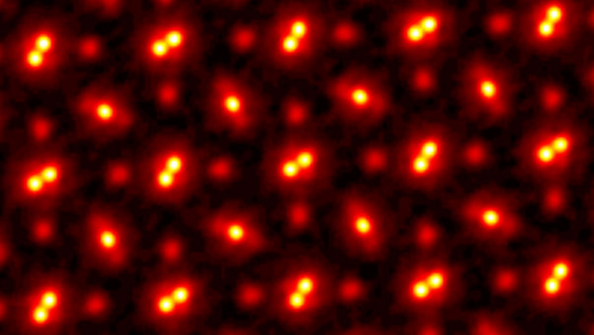 obraz atomów siarczku molibdenu pod mikroskopem elektronowym / Uniwersytet Cornella 
